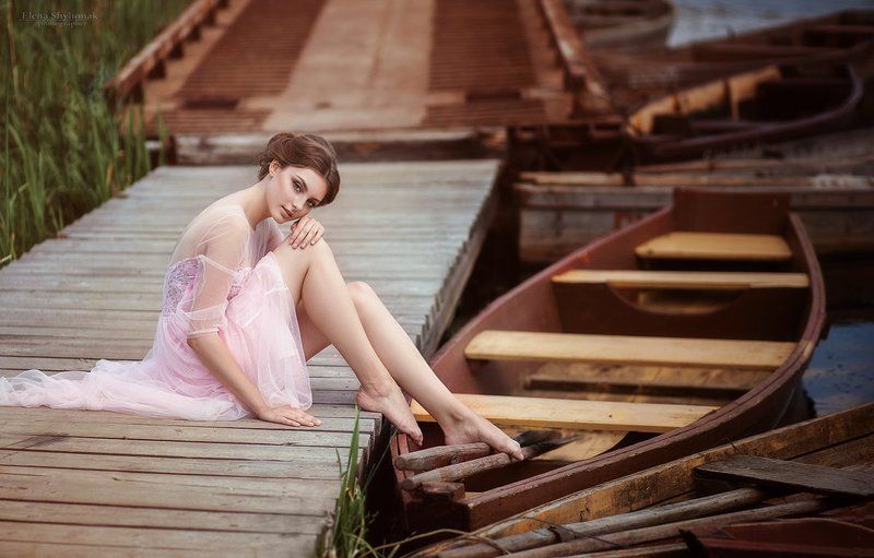 лодка, причал, деревянная пристань, розовое платье, лето, вода, река gentle story фото превью