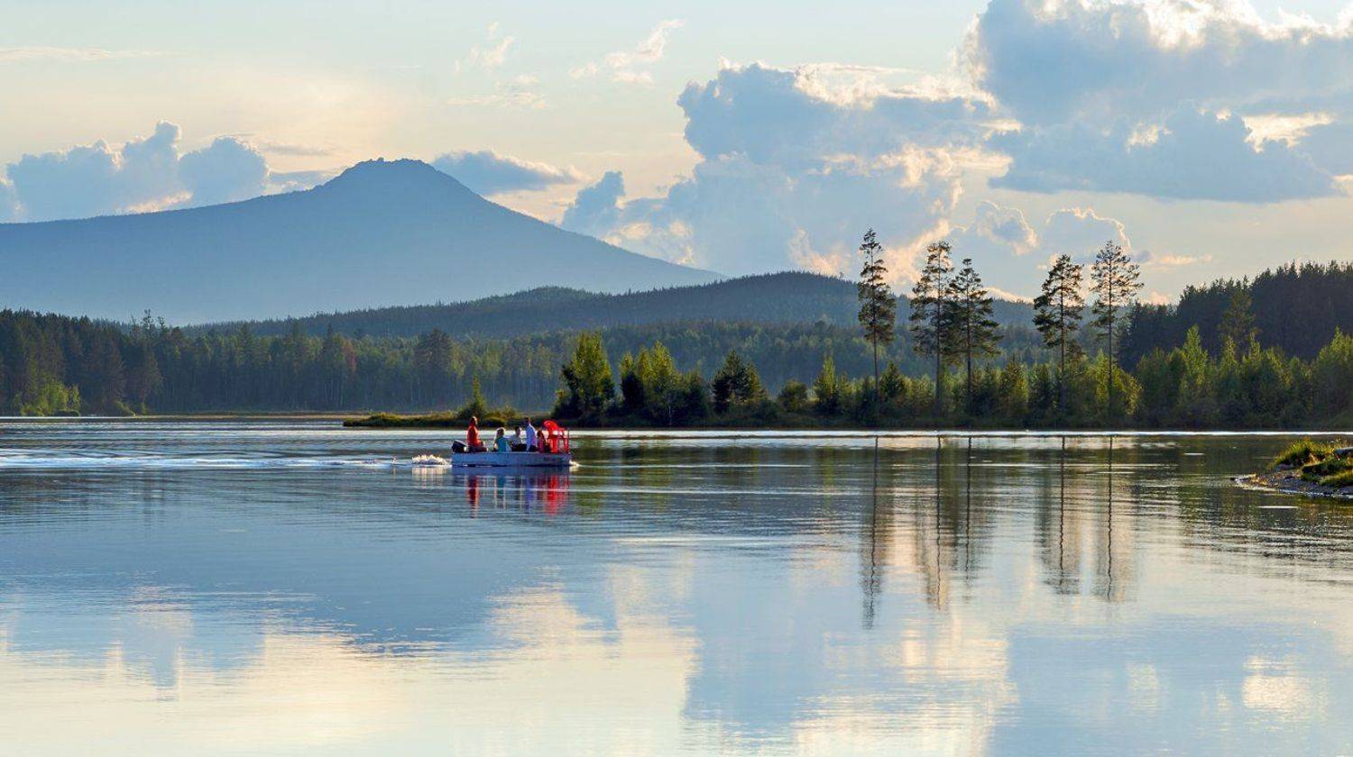 вода хвойный лес зелень отражения лодка люди., Воинков Виктор