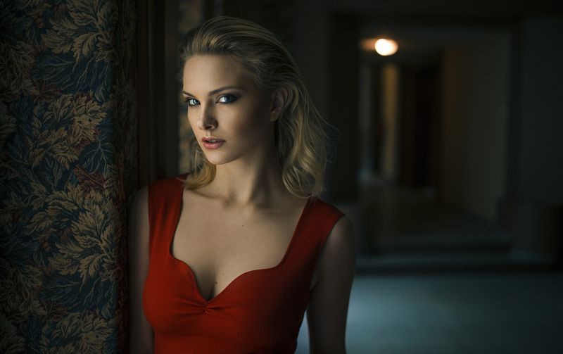 portrait, woman, color, mood, canon, sigma, cinematic Dark room фото превью