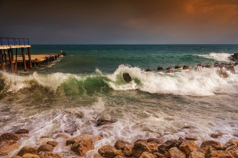 Море ревущее в берег упрямо стучит фото превью