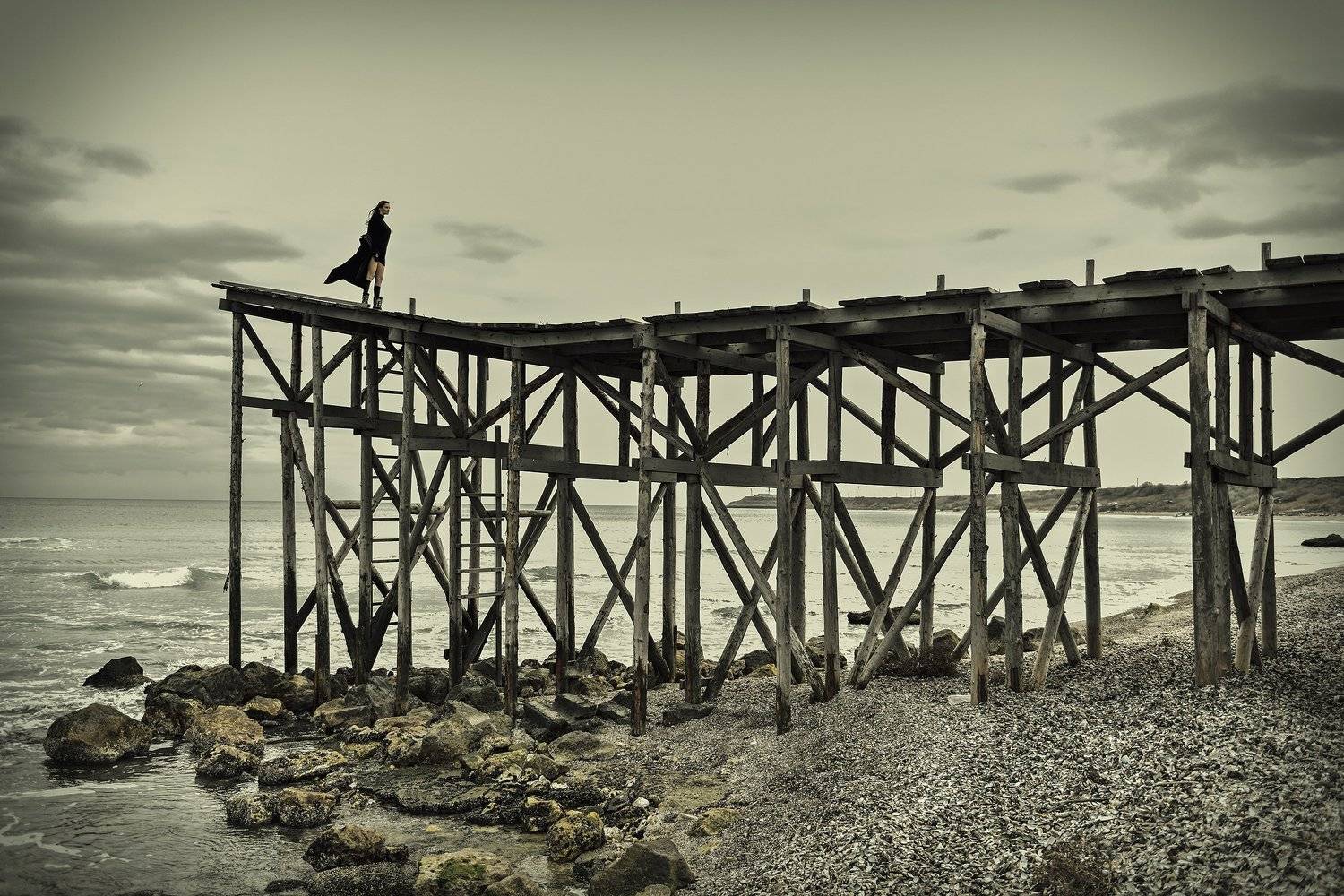 bridge sea woman, Alexandra Fira