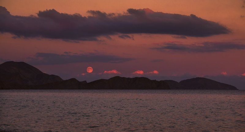 Над морем полная луна фото превью