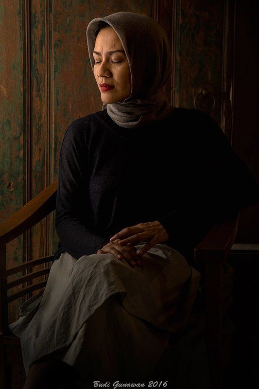 portrait woman mood empty фото превью