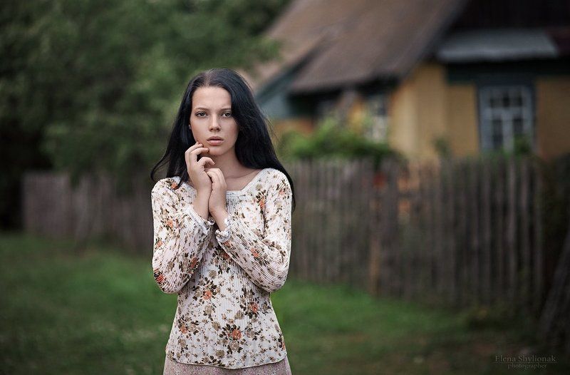 потрет девушки, черные волосы, взгляд, деревенский дом, природа country фото превью