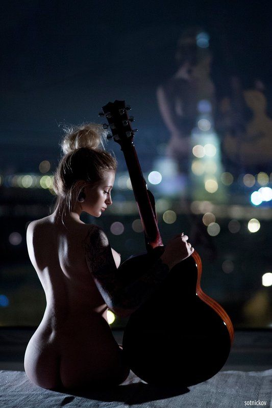 гитара, ночной город, огни, спб, питер, ппк, девушка, ню, фигура, свет, изгибы  Про музыку фото превью