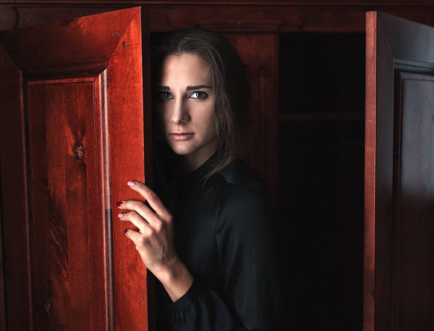 девушка,дверь , свет , окно,портрет,комната, Александр Губель