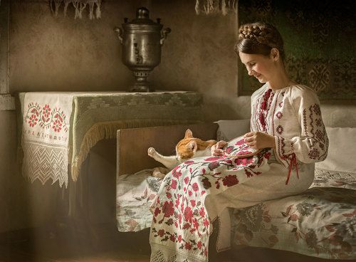 Вышивальщица и кот.