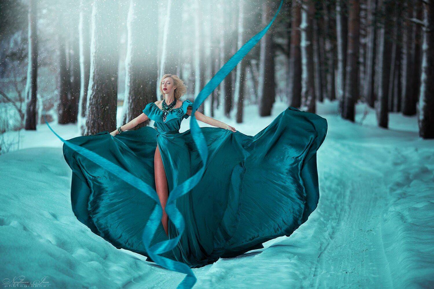 #фотосессия, #фотосессиязимой, #идеидлязимнейфотосессии, #зима, #зимняяфотосессия, #фотосессиизимой, #девушка, #модель, #снег, #яблоки, #красноеплатье, #красиво, #картинка, #декабрь, #новыйгод, #открытка, #снег, #snowографн, #winter, #red, #фотуруллаеваян, Нуруллаева Яночка