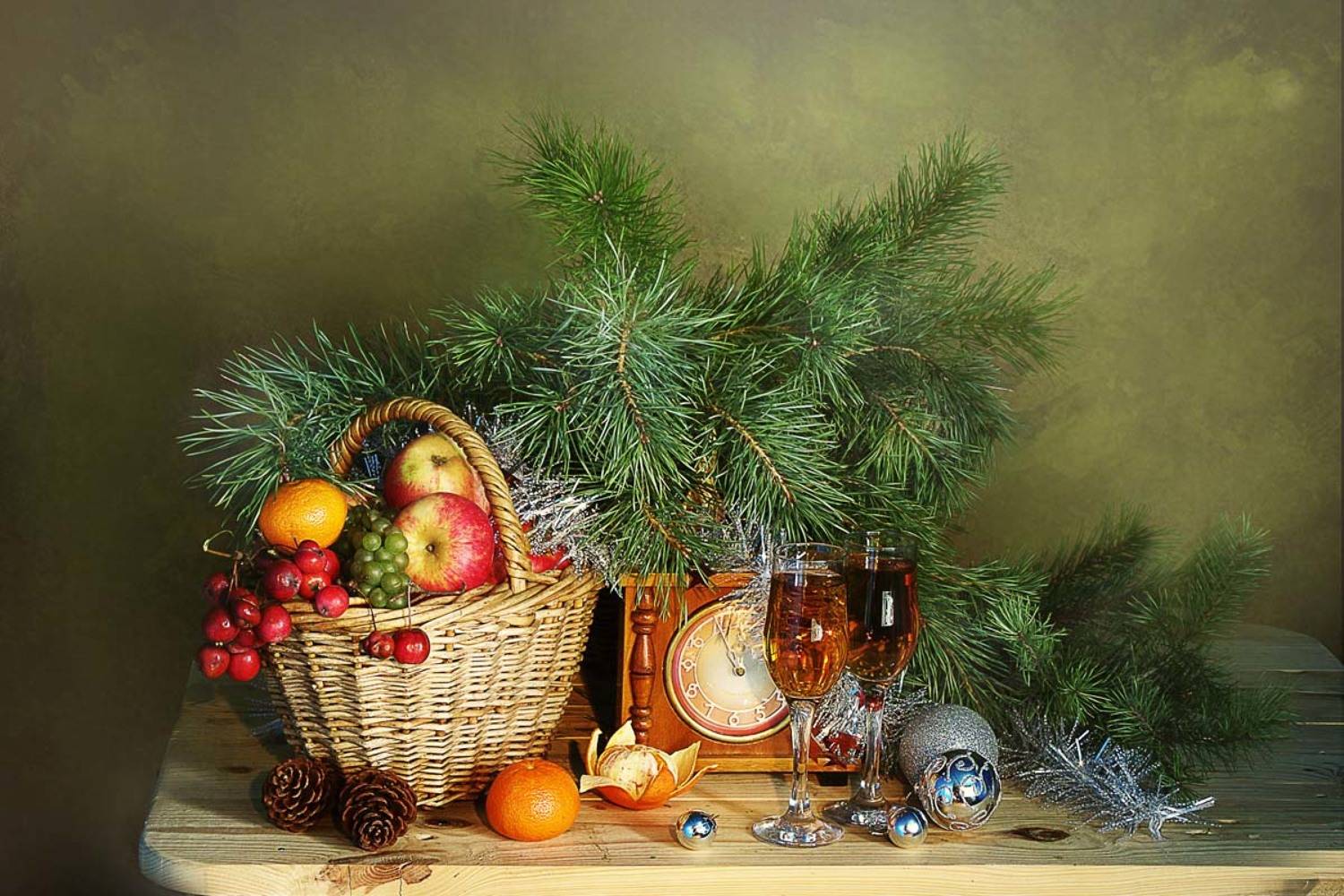 новый год , ветки сосны,шампанское,часы, зима,, Вера Павлухина