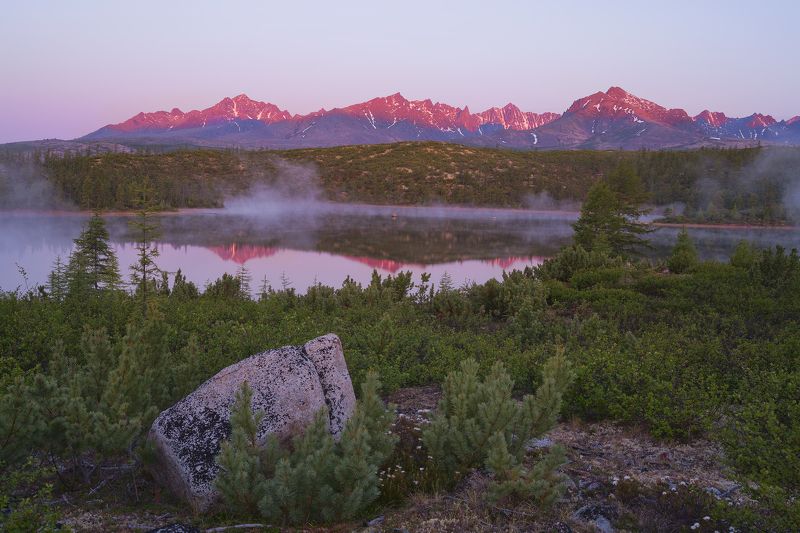 Колыма, осень, Сибирь, озеро Джека Лондона. Рассвет на стоозерке. В окрестностях озера Джека Лондона. фото превью