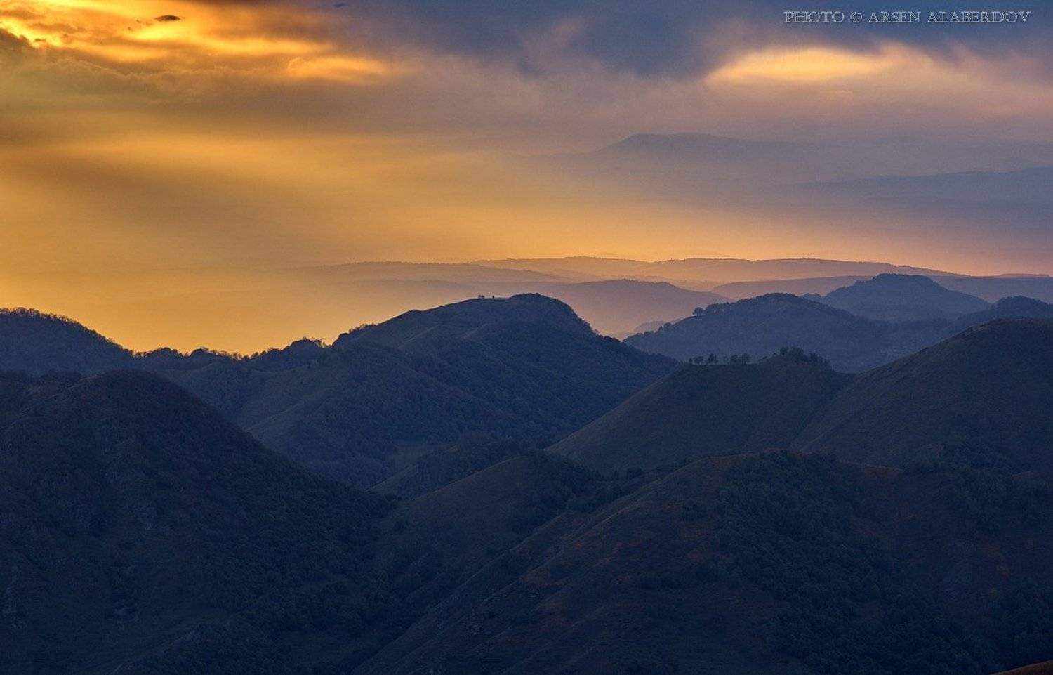 свет, вечер, закат, дымка, туман, солнце, холмы, горы, долина, ущелье, перспектива, лес, деревья, облака, небо, карачаев-черкесия, северный кавказ, Арсен Алабердов
