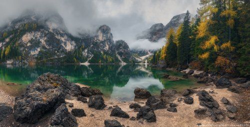 Италия. Доломиты. Каменный берег у озера Braies