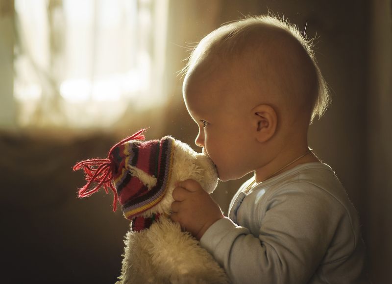 ребенок, дети, семья, малыш, игрушка, свет Поцелуй с укусом фото превью