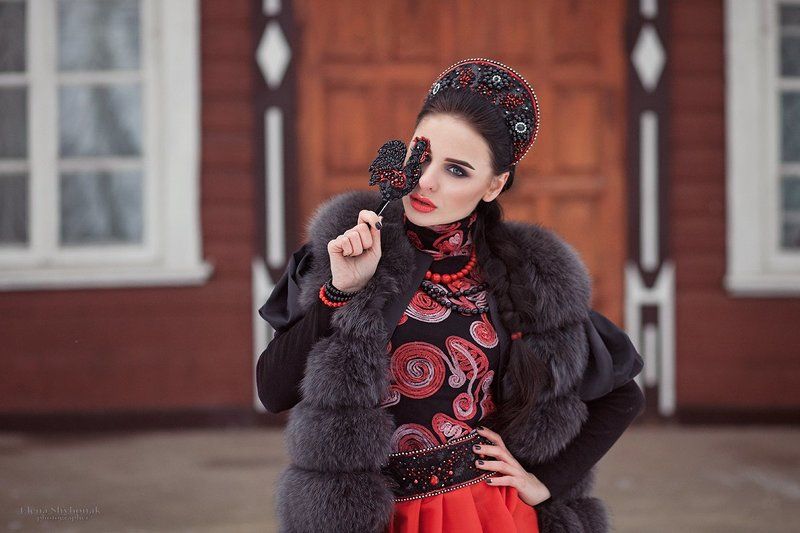 русская сказка, год петуха. петух, кокошник, модель, брюнетка, изба, русский стиль, мода Red and black фото превью