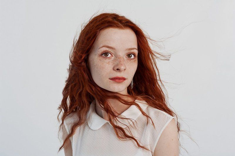 Девушка с серебряной сережкой фото превью