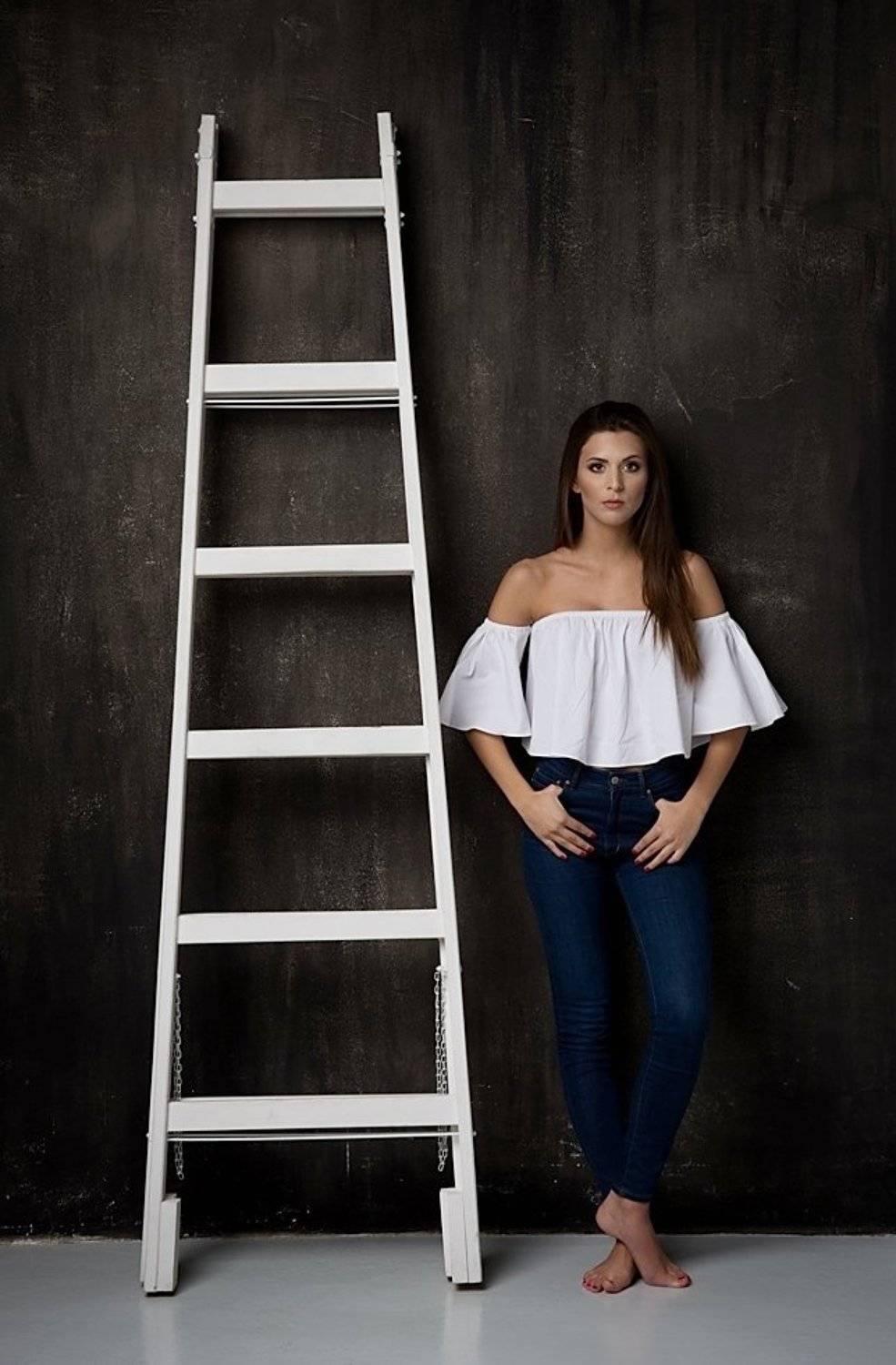 model, glamour, woman, female, color, body, sexy, sensual,  curves, portrait, body, jeans, fashion, pose, studio, Lajos Cs&aacute;ki