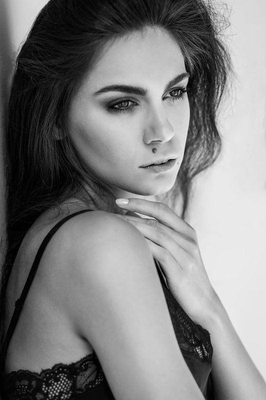 portrait, black and white, natural light Karolina фото превью