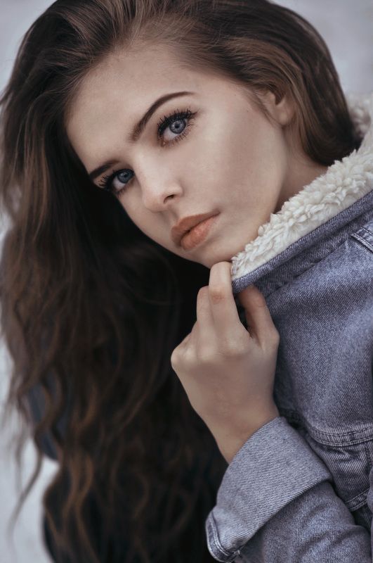 #portrait #photography #girl #jeans #longhair #curlyhair #lips #blueeyes Julia фото превью