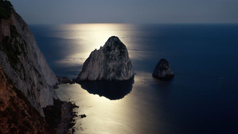 Rocks Large and Small Mizithra in moonlight. фото превью