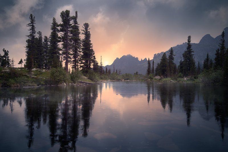 пейзаж, природа, озеро, холодное, дно, камни, отражения, вечер, закат, отражения, национальный, парк, Ергаки, Красноярский край, сибирь, туризм, отдых, горы, скалы, высокий, красивый, большой Вечер на озере Лазурном фото превью
