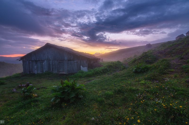 горы, закат, туман, карпаты, колыба, полонина, менчул, лопухи, кирпич, шифер Хаос на полонине фото превью