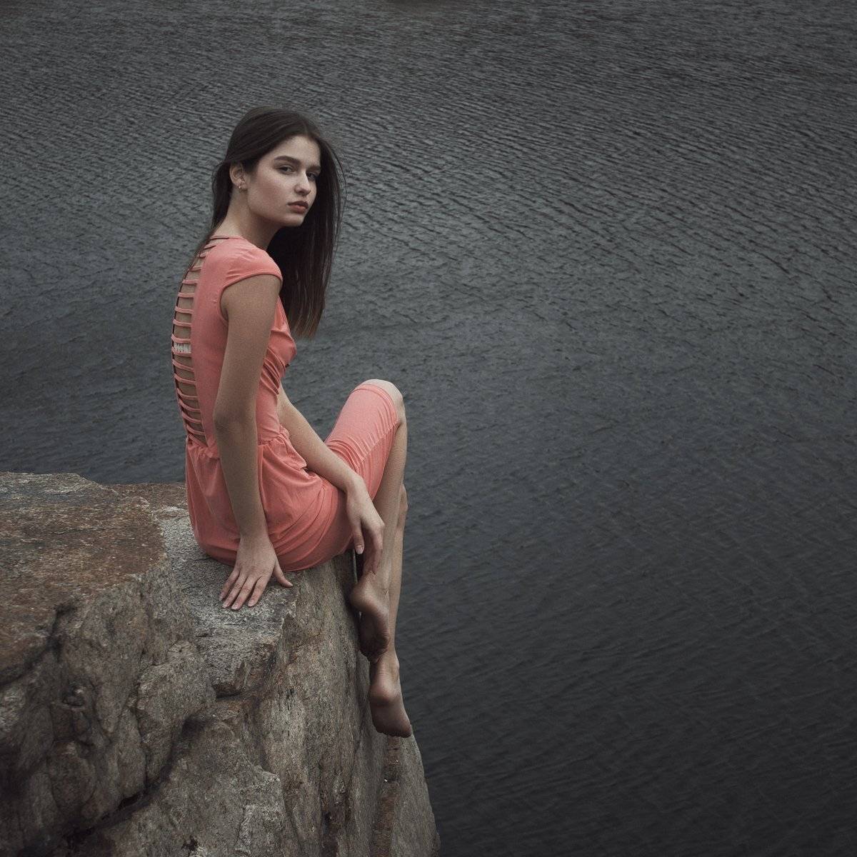 девушка, портрет,  натуральный свет,  озеро, вода, обрыв, ветер, камни, Иван Копченов