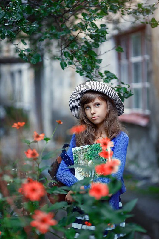 девочка, семья, сказка, сад, книга, осень, шляпа, цветы, красный, зеленый, Таинственный сад фото превью