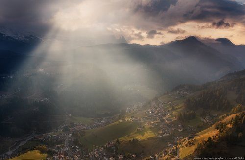 Италия. Доломиты. Склоны деревни Santa Cristina Val Gardena в вечерних лучах солнца