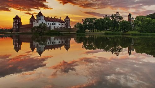 Мирский замок в тишине весеннего вечера
