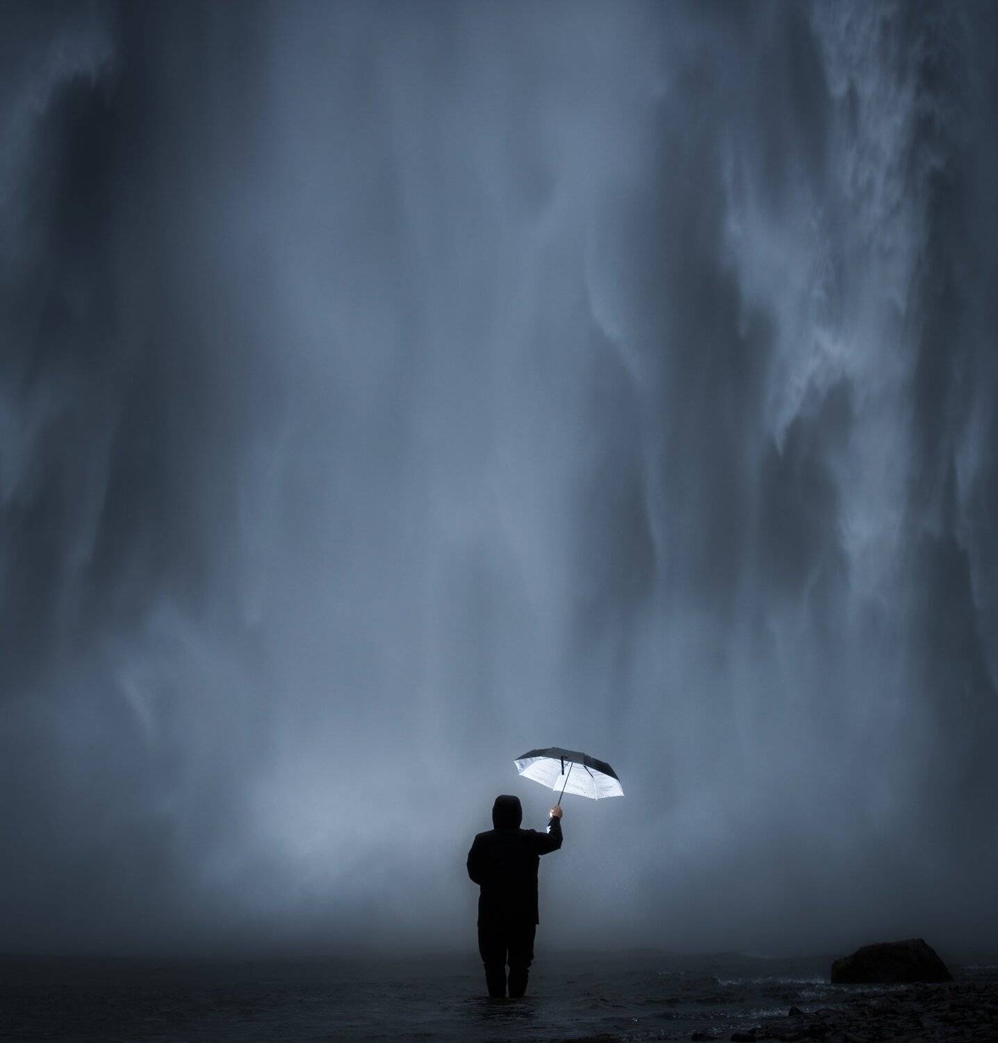 Iceland, waterfall, umbrella, flash, Jarkko J&auml;rvinen