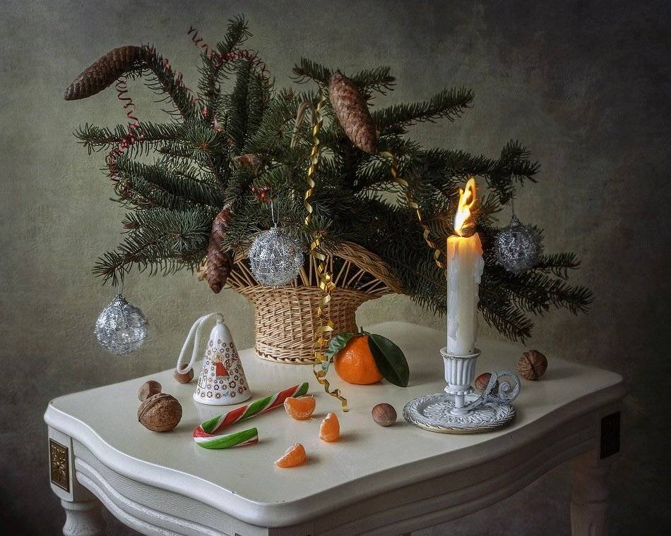 натюрморт, ветки ели. свеча, колокольчик, мандарины, орехи, посошок леденцовый, Ирина Приходько