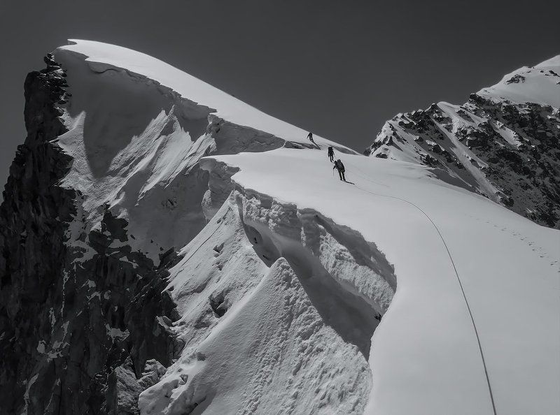 найдутся силы завершить подъем, шагов последних лента исчезает... фото превью