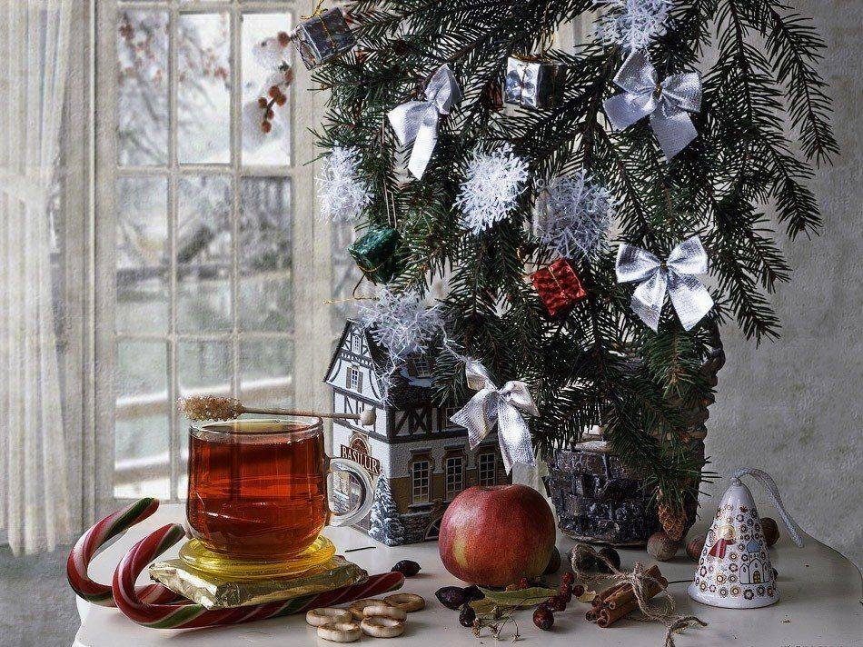 натюрморт, чашка чая, елка, колокольчик, яблоко, сладости, Ирина Приходько