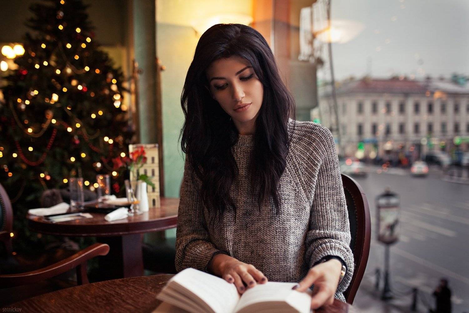 кафе, питер, девуушка, книга, елка, окно, столик, красивая , Сотников Иван