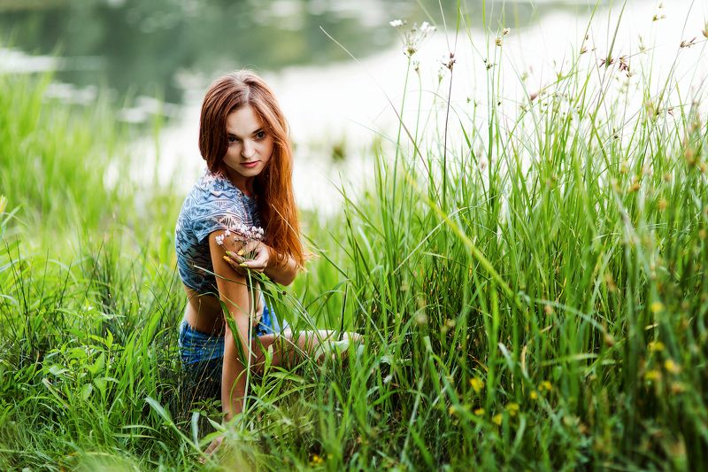 девушка.среди зелени.портрет. У реки. фото превью
