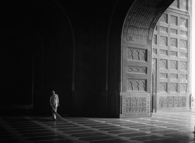 black and white , documentary morning sweep фото превью