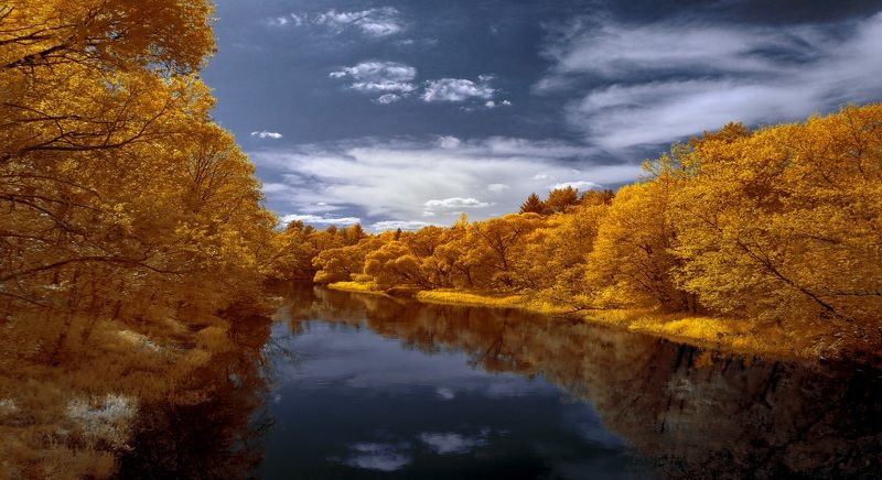 В реку смотрятся облака. Инфракрасная фотография. фото превью