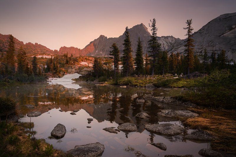 пейзаж, природа, красивая, горы, хребет, скалы, камни, озеро, отражения, берег, трава, вечер, высокий, большой, холодный, ергаки, саяны, красноярский край Вечер на Лазурном фото превью