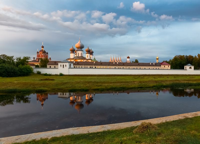 Тихвин, Тихвинский Богородичный Успенски Летним утром окрест Успенского монастыря. фото превью