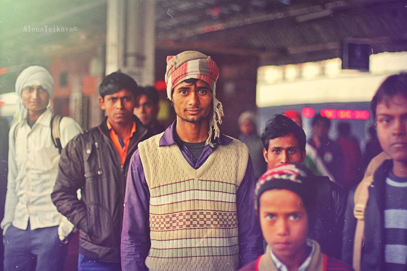 индия вокзал парни индусы люди alenatsikava вокзал НьюДели фото превью