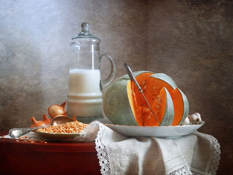 Кухонный, натюрморт, кувшин, молоко, нарезанный, нож, тыква, белый, блюдо, домашний, интерьер, оранжевый  Молоко и тыква фото превью