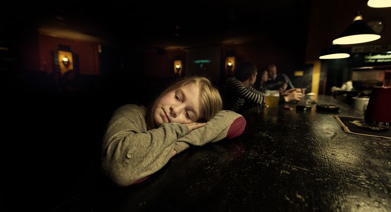 Уж полночь близится, а взрослые всё пьют...  фото превью