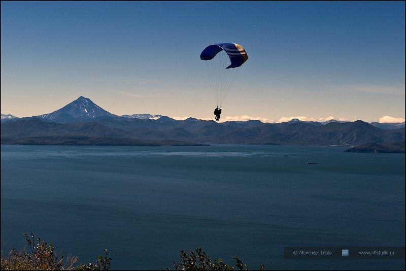 Камчатка, море, горы, параплан Над землей фото превью
