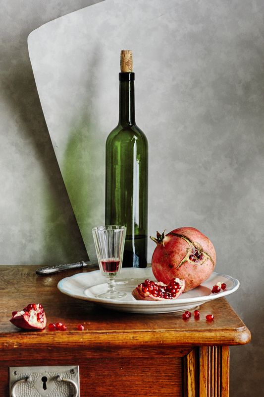 Фруктовый, натюрморт, зеленый, бутылка, красный, вино, созревший, гранат, деревянный, стол, серый, домашний, интерьер Зеленая бутылка и гранат фото превью