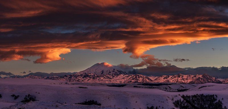 эльбрус, плато, гумбаши, зима, вечер, утро, рассвет, закат, пейзаж, небо, облака, горы, гора, путешествие, восхождение, камни, дорога, Закат над Эльбрусом фото превью
