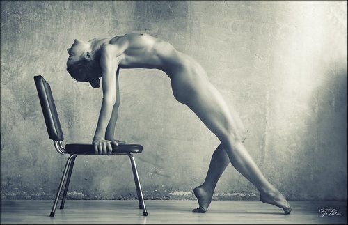 Обнаженная со  стулом