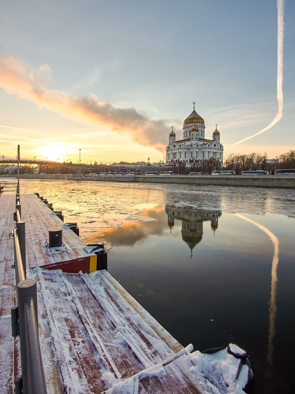 город, Москва, пейзаж, архитектура, закат, свет, зима, декабрь, отражение, река, храм, свет, небо, облака Закат у пристани фото превью