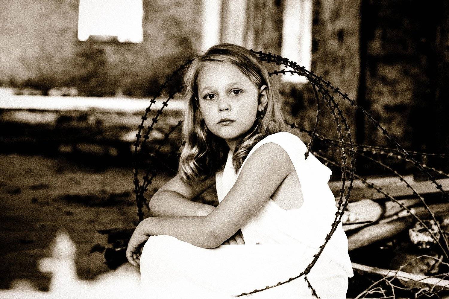 #girl #silence #calm #fingers #longhair #hands #color #germany #lips #sunlight #beautiful #life #pain #wire #wariors #bunker #hiden, Lina Kozi