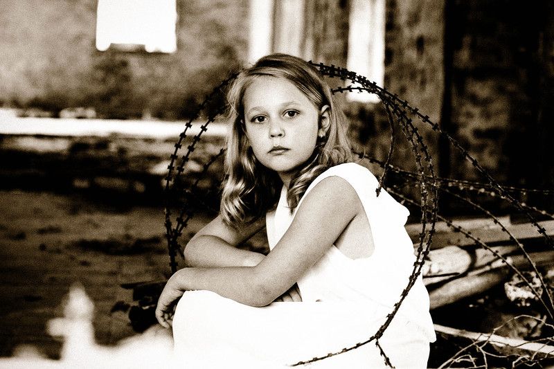 #girl #silence #calm #fingers #longhair #hands #color #germany #lips #sunlight #beautiful #life #pain #wire #wariors #bunker #hiden Darkness фото превью