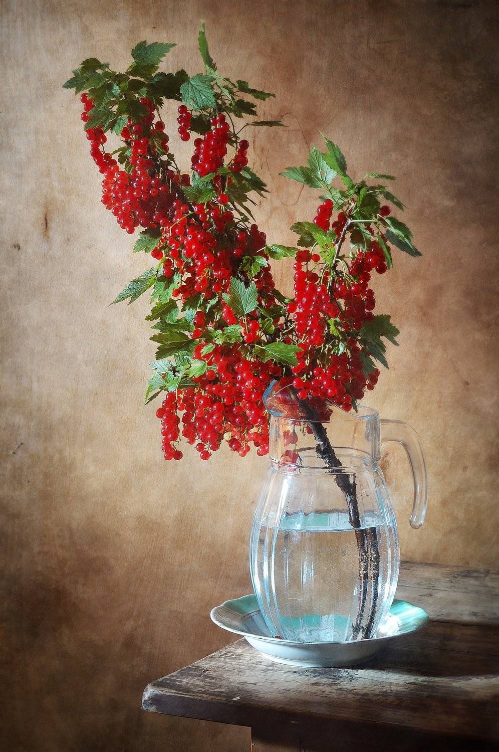Классический, натюрморт, большой, ветка, красный, смородина, свежиий, ярко-красный, ягододы, стеклянный, кувшин, коричневый, летний, дом, Николай Панов